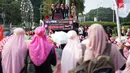 Massa yang tergabung dalam Presidium Perempuan Indonesia memanjatkan doa saat menggelar aksi damai di depan Istana Negara, Jakarta, Kamis (16/5/2019). Massa menuntut Presiden Joko Widodo mengambil sikap atas dugaan kecurangan dalam Pemilu 2019. (Liputan6.com/Immanuel Antonius)