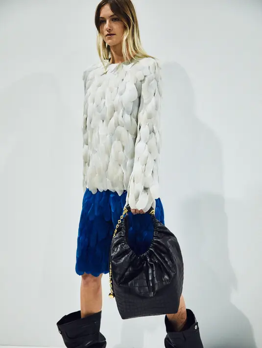 Ia menyertakan berbagai penemuan dan iterasi tas dan aksesori yang secara magnetis sangat diinginkan dan dapat dikenakan. [@loewe]