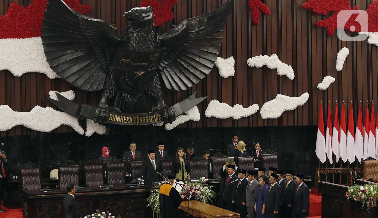 Ketua MA, M. Hatta Ali membacakan sumpah dan janji kepada Ketua MPR dan Wakil Ketua MPR periode 2019-2024 pada Rapat Paripurna MPR di kompleks parlemen, Jakarta, Kamis (3/10/2019). Bambang Soesatyo resmi menjadi Ketua MPR setelah Fraksi Gerindra di MPR menyatakan sepakat. (Liputan6.com/Johan Tallo)