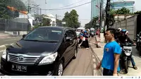 Kabel tiang listrik terbakar di Jl. Petamburan VII, Tanah Abang, Kota Jakarta Pusat. Kejadian ini sempat menimbulkan kepanikan pengguna jalan. (istimewa)