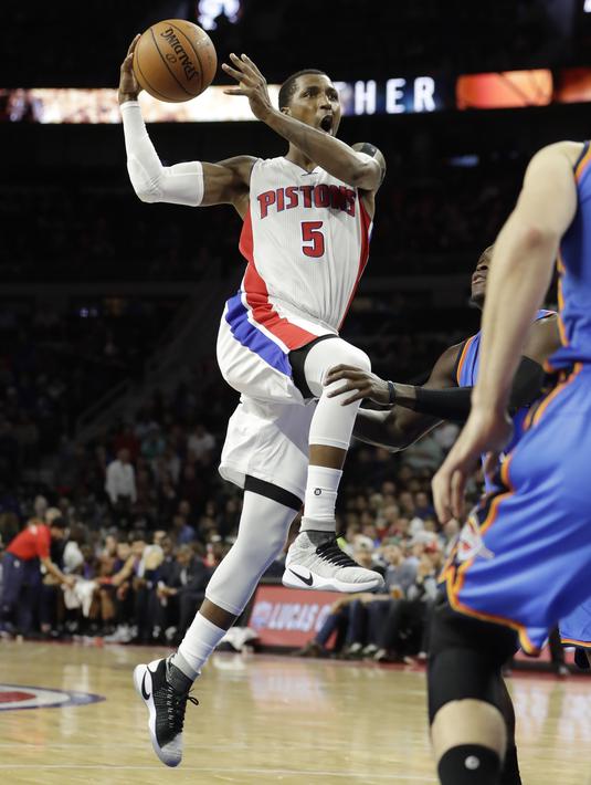 Pemain Detroit Pistons, Kentavious Caldwell-Pope melakukan saat melawan Oklahoma City Thunder pada laga NBA basketball game di Auburn Hills, (14/11/2016). Detroit menang 104-88. (AP/Carlos Osorio)