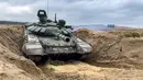 Dalam foto yang diambil dari video oleh Layanan Pers Kementerian Pertahanan Rusia pada 12 Februari 2022, sebuah tank bergerak di tempat pelatihan saat latihan militer Union Courage-2022 Rusia-Belarusia di Belarusia. (Russian Defense Ministry Press Service via AP)