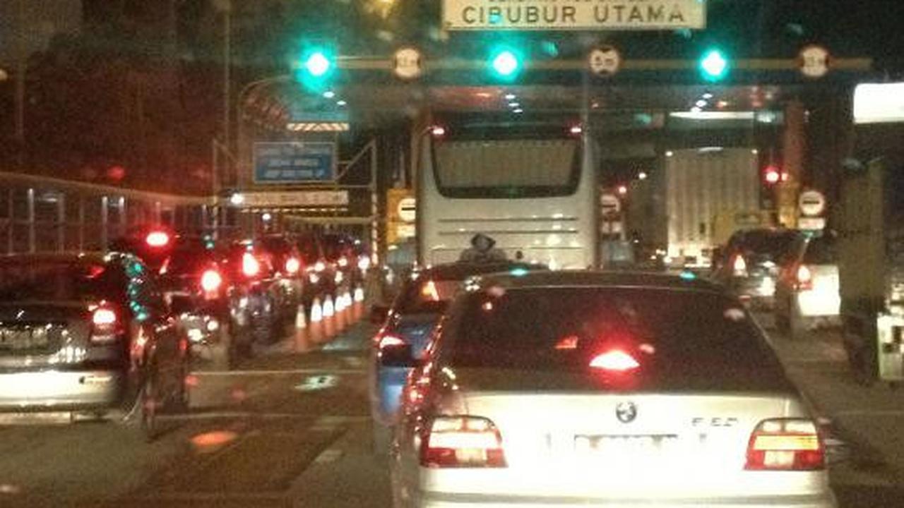 Underpass Cibubur amblas, Tol Jagorawi macet berkilo-kilo