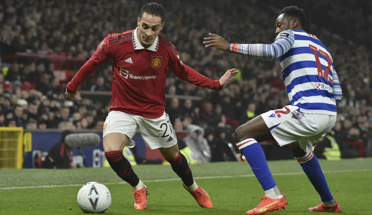<p>Gelandang Manchester United, Anthony berusaha melewati pemain Reading, Baba Rahman selama pertandingan putaran keempat Piala FA di Old Trafford di Manchester, Inggris, Minggu (29/1/2023). Kemenangan atas Reading membuat MU berhak melangkah ke babak selanjutnya. (AP Photo/Rui Vieira)</p>