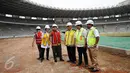 Wakil Presiden, Jusuf Kalla (ketiga kiri) saat meninjau proyek renovasi Stadion Gelora Bung Karno, Jakarta, Minggu (26/3). Peninjauan ini terkait persiapan pelaksanaan Asian Games 2018 mendatang. (Liputan6.com/Helmi Fithriansyah)