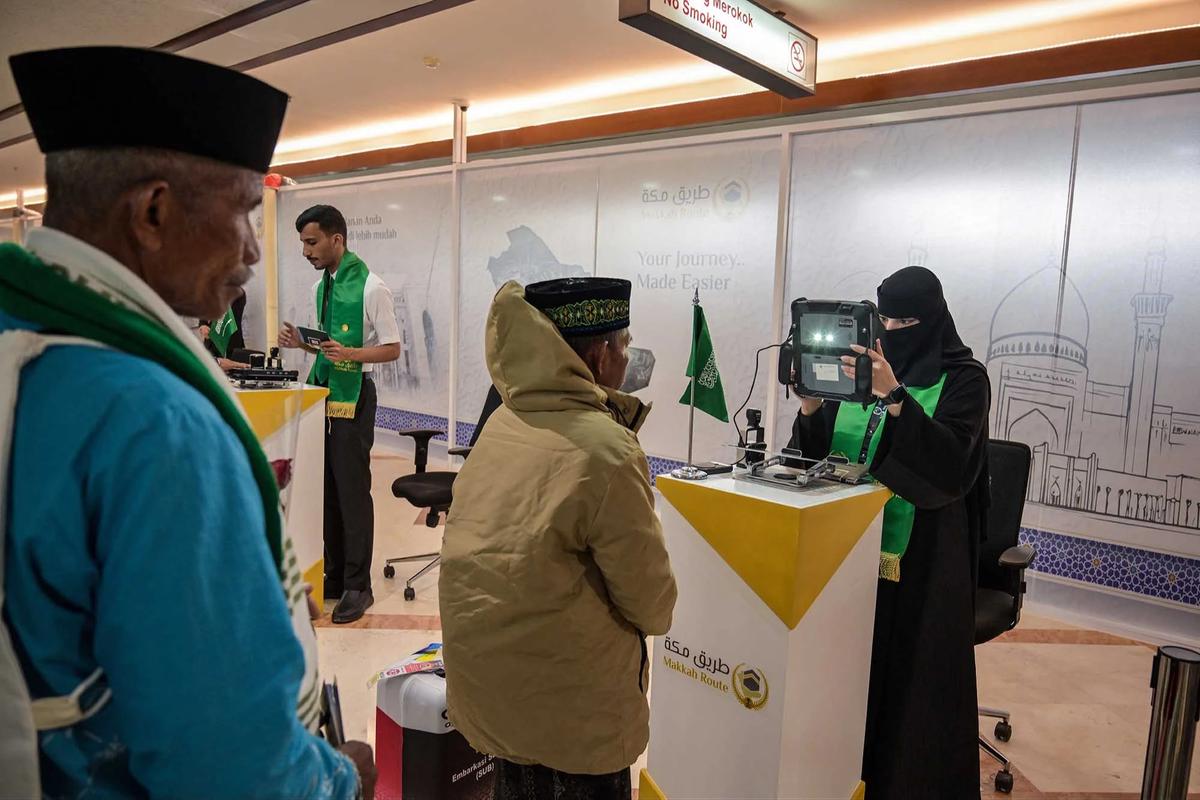 FOTO: Kloter Pertama Jemaah Haji Embarkasi Surabaya Berangkat ke Tanah Suci
