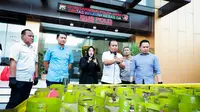 Rilis kasus pengoplosan LPG Polda Jatim. (Foto: Liputan6.com/Dian Kurniawan)