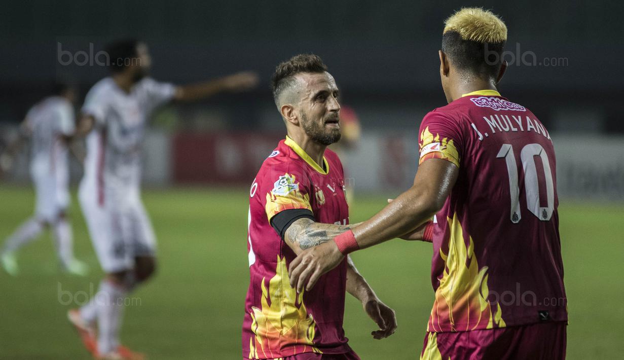 Gelandang Bhayangkara FC, Paulo Sergio, merayakan gol yang dicetaknya ke gawang Bali United pada laga Liga 1 Indonesia di Stadion Patriot, Bekasi, Jumat (29/9/2017). Bhayangkara menang 3-2 atas Bali. (Bola.com/Vitalis Yogi Trisna)