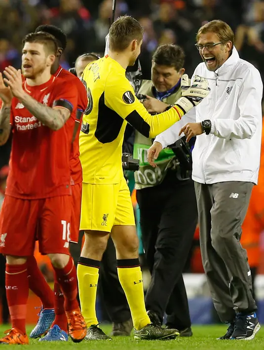 Pelatih Liverpool, Jurgen Klopp (kanan) tertawa dengan Kiper Simon Mignolet usai pertandingan melawan Bordeaux pada laga Liga Europa Grup B di Stadion Anfield, Inggris (27/11). Liverpool menang atas Bordeaux dengan skor 2-1. (Reuters/Andrew Yates)