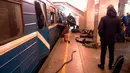Ledakan terjadi sebanyak dua kali stasiun bawah tanah, Metro Sennaya Ploshchad di St Petersburg Rusia, Senin (3/4). Dikabarkan telah menewaskan 10 orang dan menghancurkan sebuah gerbong kereta. (AP Photo)
