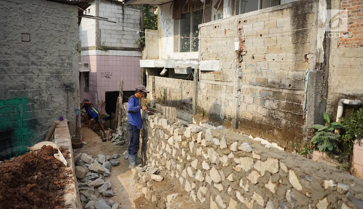 Pekerja menyelesaikan pembangunan tanggul aliran Kali Pulo di kawasan Jati Padang, Pasar Minggu, Jakarta Selatan, Rabu (7/8/2019). Progres pembangunan tanggul yang berulang kali jebol saat hujan deras tersebut kini telah mencapai 80 persen. (Liputan6.com/Immanuel Antonius)