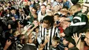 Ruud Gullit menjadi manajer kulit hitam pertama yang memenangkan trofi utama di Inggris. Kala itu ia sukses membawa Chelsea juara Piala FA tahun 1996. Selain menangani The Blues, Gullit juga sempat menahkodai Newcastle United pada 1998-2000. (AFP/Justin Bond)