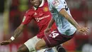 Gelandang Manchester United, Fred berusaha merebut bola dari pemain Aston Villa, Boubacar Kamara pada pertandingan putaran ketiga Piala Liga Inggris 2022 di Stadion Old Traffodr, Manchester, Inggris, Jumat (11/11/2022). MU menang atas Aston Villa dengan skor 4-2. (AP Photo/Dave Thompson)