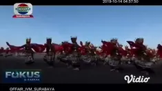 Festival Gandrung Sewu yang rutin digelar tiap tahun di Banyuwangi telah menjadi ikon. Ribuan penari yang beraksi di tepi Pantai Boom berlatar Selat Bali selalu mengundang minat ribuan wisatawan.