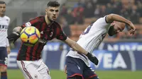 Striker AC Milan, Patrick Cutrone, berebut bola dengan bek Crotone, Arlind Ajeti, pada laga Serie A di Stadion San Siro, Milan, Sabtu (6/1/2018). AC Milan menang 1-0 atas Crotone. (AP/Luca Bruno)