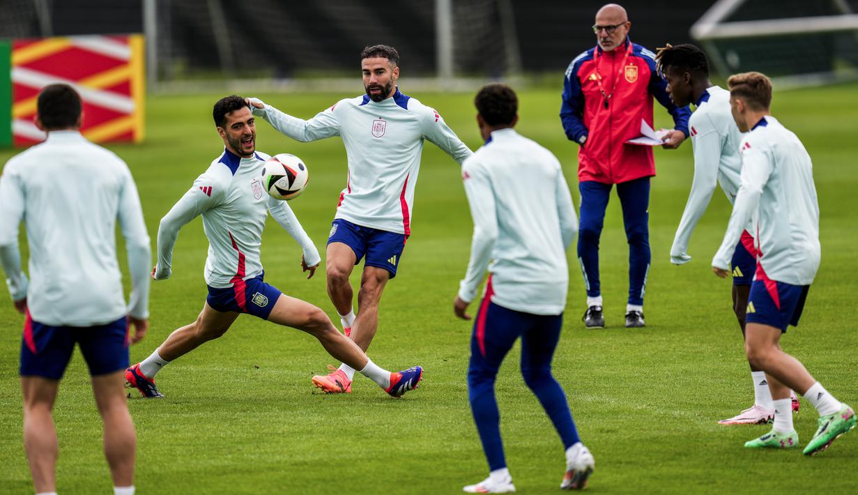 Para pemain Spanyol menghadiri sesi Latihan menjelang laga matchday 1 Grup B Euro 2024, di base campnya di Donaueschingen, Jerman, Jumat (14/6/2024). (AP Photo/Manu Fernandez)