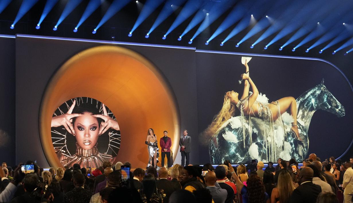 Beyonce Cetak Sejarah di Grammy Awards, Penampilannya Memesona Foto