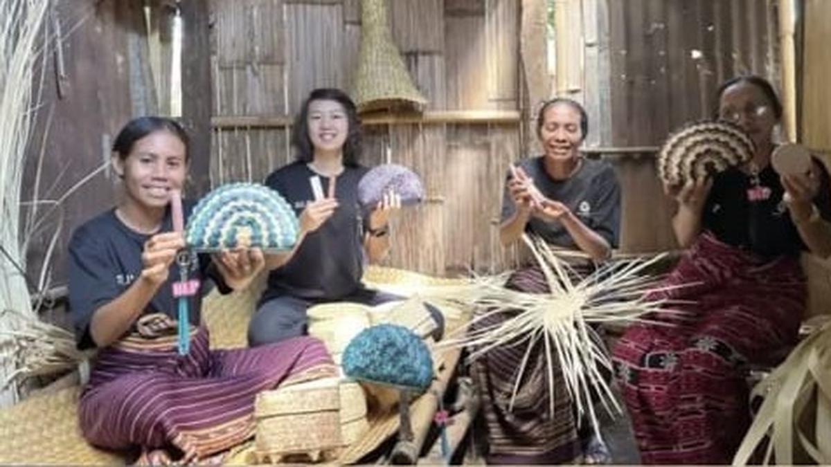 Kolaborasi Apik Brand Kecantikan dan Fesyen Lokal Berdayakan Para Ibu Penganyam di NTT
