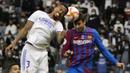 Laga dimulai dengan tempo tinggi. Barcelona dan Real Madrid saling bermain terbuka, namun Los Blancos lebih dominan di 10 menit pertama. (AP/Hassan Ammar)