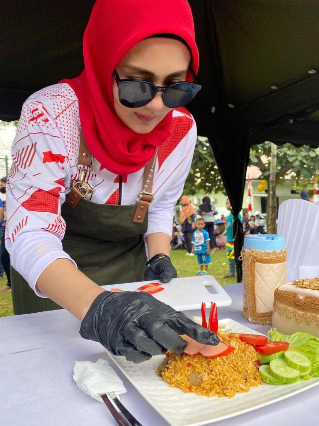 7 Potret Kompak Juliana Moechtar dan Suami saat Ikut Lomba Masak Agustusan