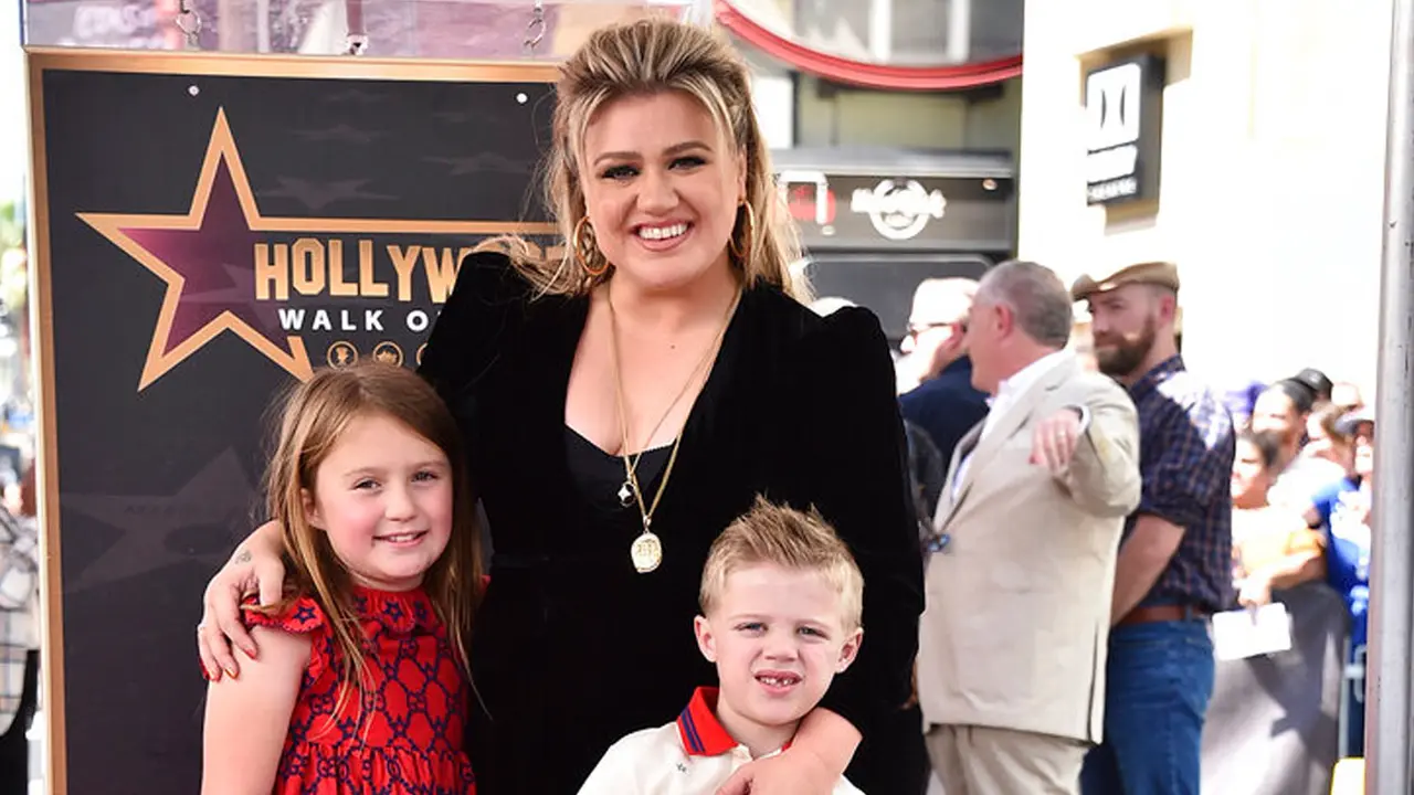 Kelly Clarkson Raih Bintang Hollywood Walk of Fame