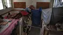 Warga Palestina berlindung di sekolah setelah serangan rudal Israel di Gaza, Rabu (19/5/2021). Kementerian Kesehatan Palestina memperingatkan potensi bencana epidemi yang dapat memengaruhi pengungsi karena padatnya ruang hingga khawatir terjadinya penyebaran COVID-19. (AP Photo/Khalil Hamra)