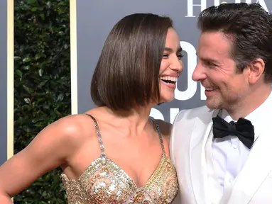 Model Rusia, Irina Shayk dan aktor Bradley Cooper tertawa saat tiba menghadiri Golden Globe Awards ke-76 di Beverly Hills, California (6/1). Irina dan Bradley mengubar kemesraan saat berjalan di karpet merah.  (AFP Photo/Valerie Macon)