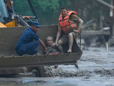Tim penyelamat menggunakan alat berat untuk membawa korban banjir bandang ke tempat aman di sepanjang Sungai Trishuli di distrik Nuwakot, Nepal, Rabu, 26 Agustus 2026. (Foto AP/Niranjan Shrestha)