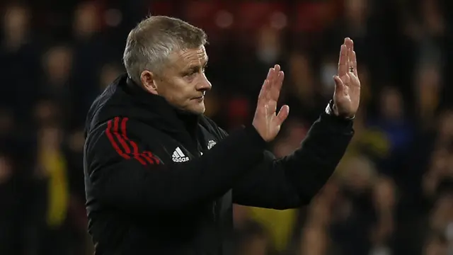 Foto: Usai Dibantai Watford, Ole Menghampiri Fans Manchester United Ditemani Sejumlah Pemain
