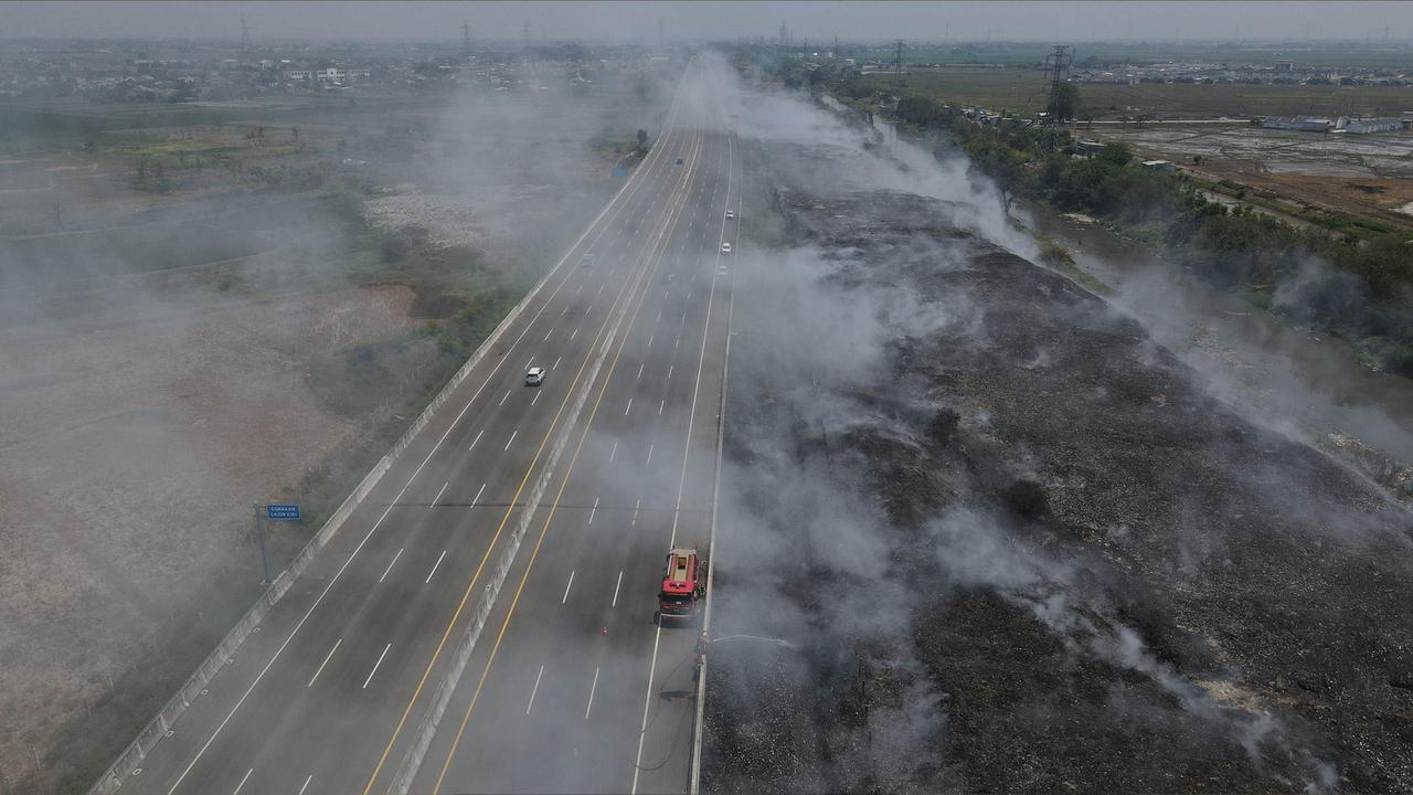 Asap Sisa Kebakaran TPS Ilegal