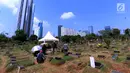 Umat muslim melakukan ziarah kubur di Tempat Pemakaman Umum (TPU)  Karet Bivak, Jakarta Pusat, Kamis (10/5). Tradisi ziarah kubur rutin digelar umat muslim setiap menjelang Ramadan untuk mendoakan kerabat yang sudah meninggal. (Merdeka.com/Arie Basuki)
