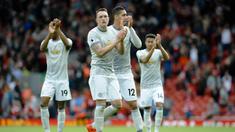 Pemain Manchester United memberikan aplaus kepada suporter usai pertandingan melawan Liverpool pada laga Premier League di Stadion Anfield, Sabtu (14/10/2017). Liverpool bermain imbang 0-0 dengan Manchester United. (AP/Rui Vieira)