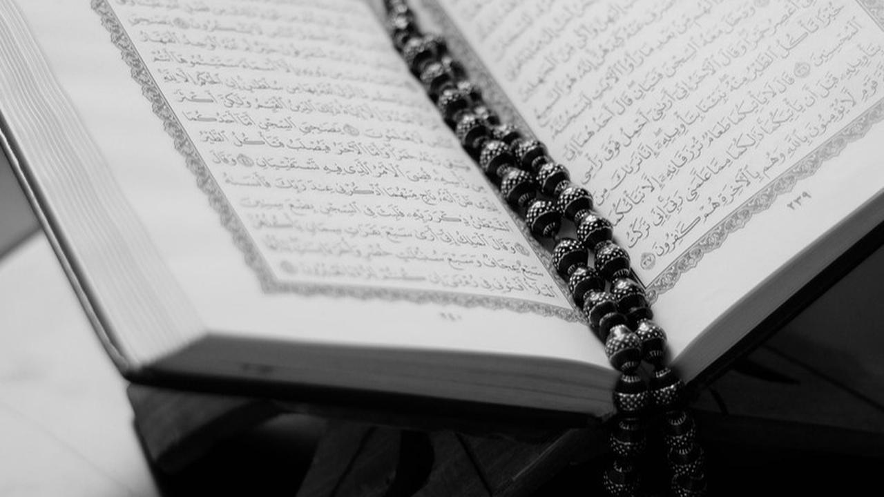Ilustrasi Berdoa, Membaca Al-Quran (©Pixabay)