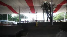 Sejumlah pekerja membuat panggung di halaman Istana Negara, Jakarta, Kamis (7/8/14). (Liputan6/com/Faizal Fanani)