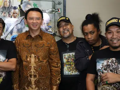  Gubernur DKI Jakarta Basuki T Purnama alias Ahok foto bersama dengan para pemain Comic 8 di Djakarta Theatre, Jakarta, Jumat (18/3). Film yang disutradarai Anggy Umbara ini meraih penghargaan Poster Film Terbaik. (Liputan6.com/Herman Zakharia)