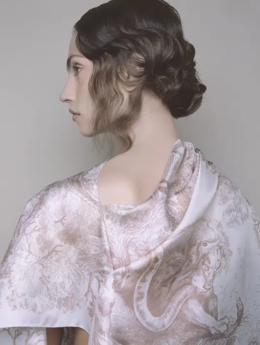 Aksesori scarf ditampilkan dalam serangkaian bidikan menawan oleh fotografer Brigitte Niedermair. (Foto: Laurine Bonnet-Christian Dior)