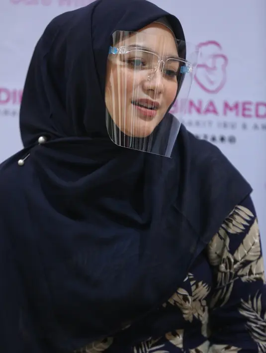 "Sempat (tegang), karena tuh aku belum pernah operasi apapun kan ya, jadi ini tuh operasi pertama aku yang harus dibius gitu. Jadi nervous banget, ketakutan," ujarnya. (Adrian Putra/Fimela.com)