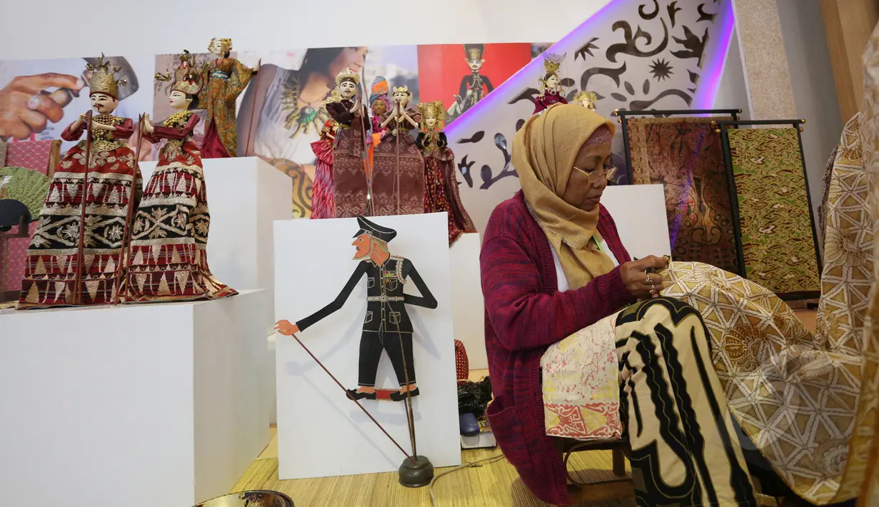 Seorang pengrajin sedang membatik pada Pameran Kerjasama Selatan-Selatan Triangular (KSST) di Jakarta Covention Center, Senin (19/4/2015). Pameran tersebut merupakan rangkaian dari acara KAA 2015. (Liputan6.com/Herman Zakharia)