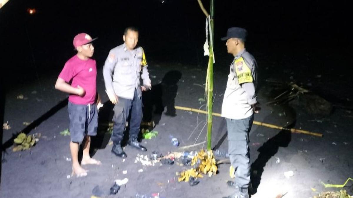 Tragis, 10 wisatawan tersambar petir saat liburan di pantai selatan Lumajang. Satu orang tewas dan satu lainnya koma. Insiden terjadi saat cuaca berubah mendadak.