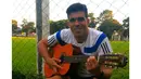 Tak lupa Fabiano Beltrame bermain gitar yang merupakan hobinya kala mengisi waktu santai. (Dok. Pribadi)