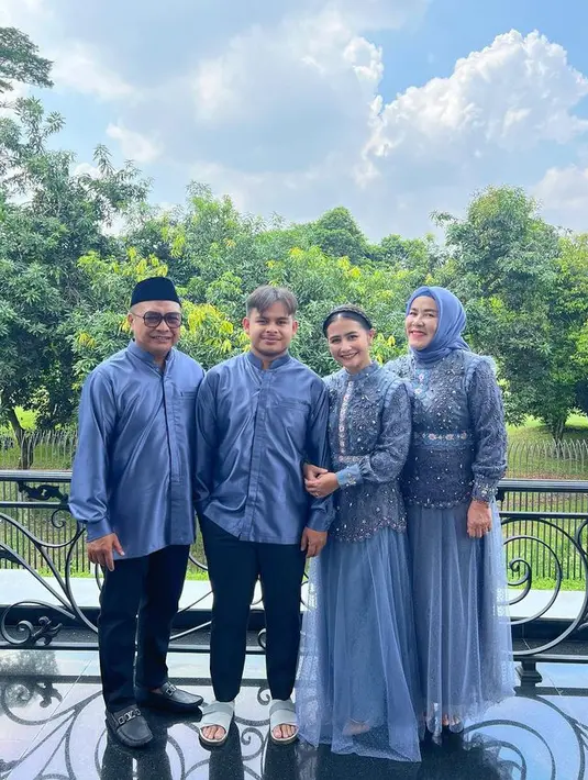 Baju Lebaran keluarga 2023 Prilly Latuconsina bertema biru. Dengan model rok tutu panjang yang mencuri perhatian. [Foto: @prillylatuconsina96]