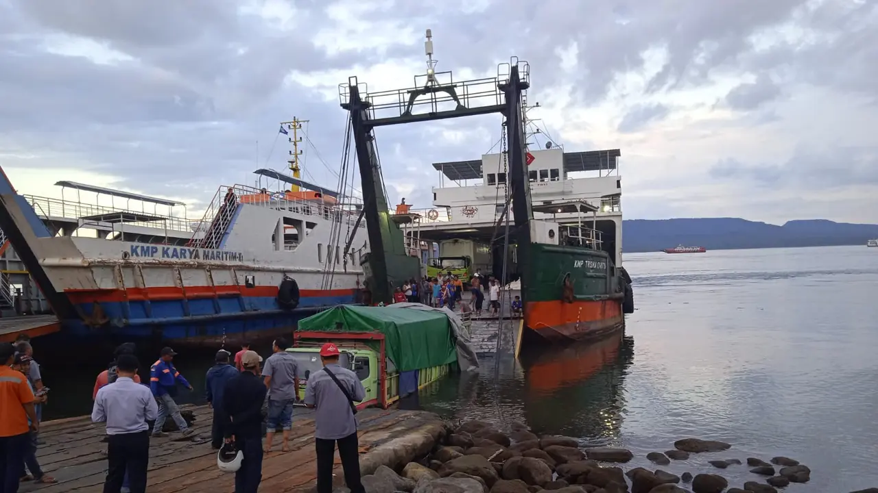 Truk bermuatan tepung terigu tercebur ke laut di Pelabuhan LCM Ketapang Akibat Ramdoor kapal patah (Hermawan Arifianto/Liputan6.com)