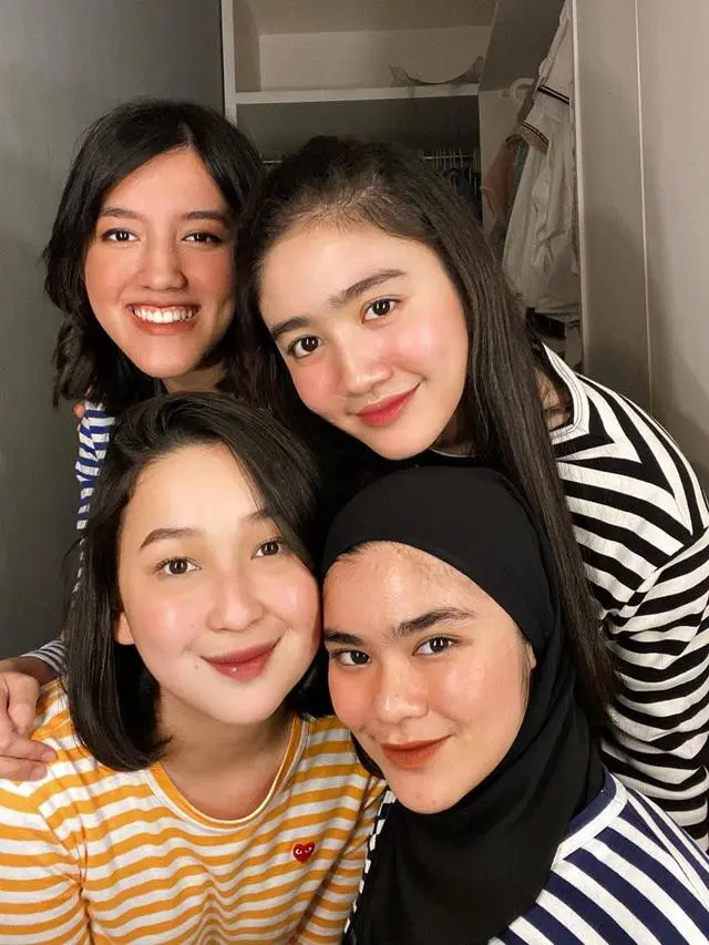 6 Potret Persahabatan Artis Beda Agama, Tetap Hangat hingga Belasan Tahun