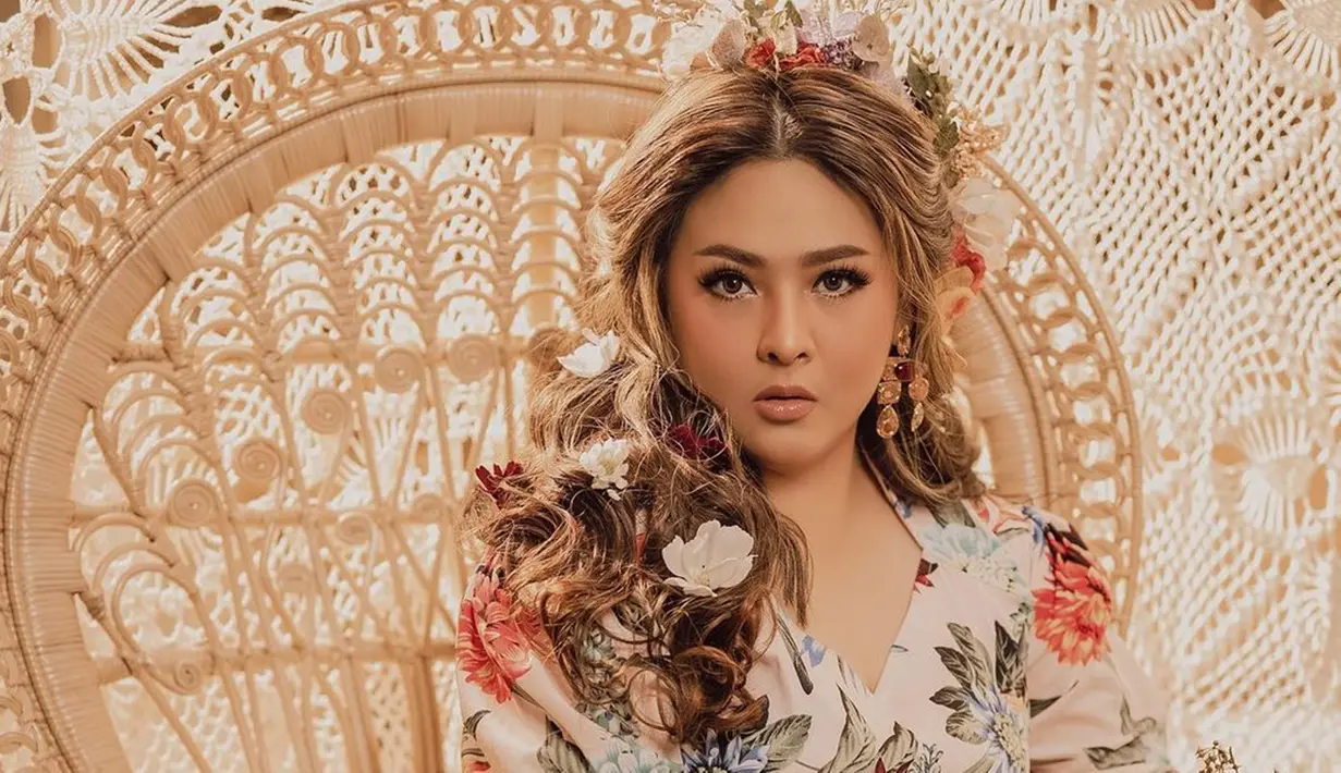 Baru-baru ini, Audy Item memperlihatkan penampilan terbarunya usai berhasil turunkan berat badan 10 kilogram dalam kurun waktu kurang dari 3 bulan. Lewat sebuah pemotretan terbaru, ia tampil cantik bak wanita Latin di telenovela. (Liputan6.com/IG/@audyitem)