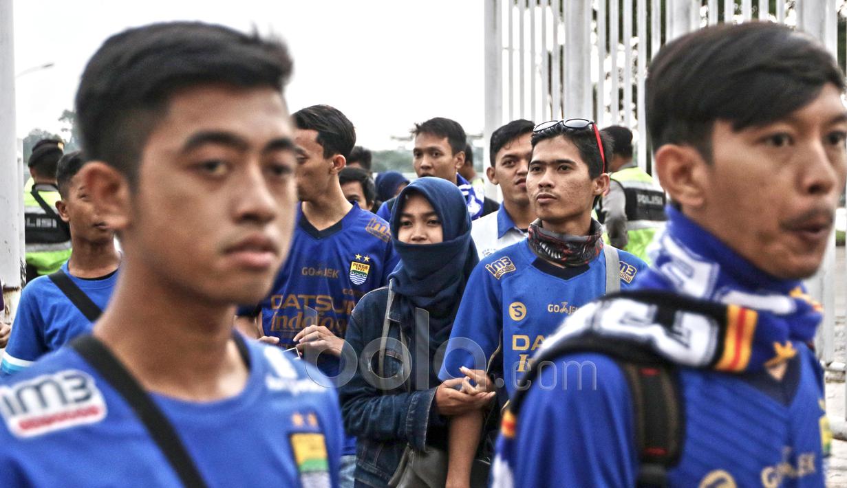 Tanpa mempedulikan hujan Bobotoh berduyun-duyun memadati Stadion Pakansari, Bogor (22/4/2017). Kedatangan Bobotoh ini untuk menyaksikan laga PS TNI melawan Persib Bandung. (Bola.com/Nicklas Hanoatubun)