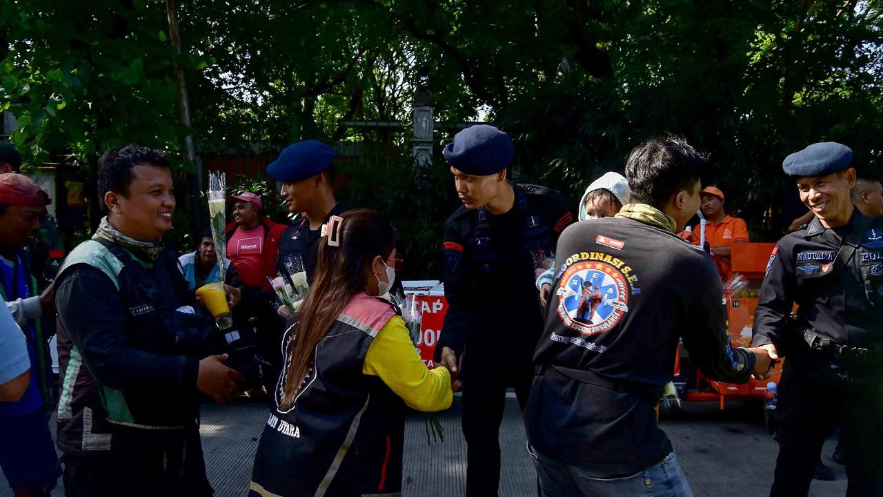 FOTO: Aksi Damai Ojol Tebar Mawar untuk Perdamaian