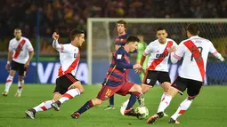 Bintang Barcelona, Lionel Messi, berusaha melewati hadangan pemain River Plate pada final Piala Dunia Antarklub 2015 di International Stadium Yokohama. (AFP/Kazuhiro Nogi)
