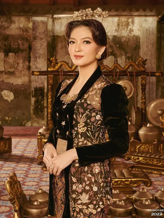 Walau menjadi menantu perempuan Presiden Jokowi yang paling jarang terlihat, Selvi Ananda juga memiliki pesona luar biasa. Di foto ini, Selvi dibalut kebaya velvet hitam yang bersiluet modern. Kebaya hitam ini memiliki motif bordir flora berwarna kuning, ditumpuk outer transparan yang dipenuhi bordir flora serasi yang cantik. Penampilannya ini disempurnakan dengan kain batik sebagai rok, aksesori emas, mulai dari hair-piece, bros, anting, gelang, dan cincin. [Foto: Instagram/doleytobing]