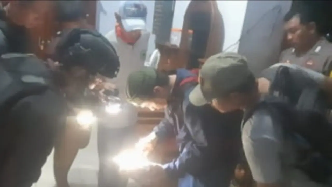 Polhut TN Baluran didampingi Polsek Wongsorejo Banyuwangi, gerebek salah satu rumah warga yang diduga melakukan perburuan satwa dilindungi di Taman Nasional Baluran (Istimewa)
