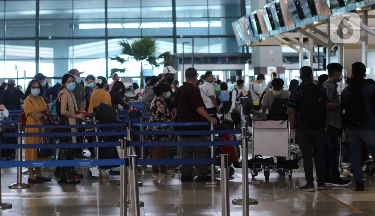 Calon penumpang berada di kawasan check in Terminal 3 Bandara Soekarno Hatta, Tangerang, Banten, Jumat (18/12/2020). PT Angkasa Pura II (Persero) atau AP II memprediksi lalu lintas sebanyak 2,1 juta penumpang pada periode angkutan Natal dan Tahun Baru 2021. (Liputan6.com/Angga Yuniar)